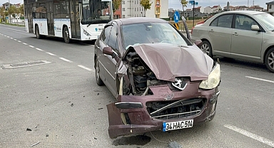 Çorlu'da kavşak üzerinde iki otomobil çarpıştı; 2 yaralı