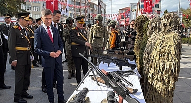 Cumhuriyet Bayramı kutlamaları kapsamında komandoların silah sergisine yoğun ilgi