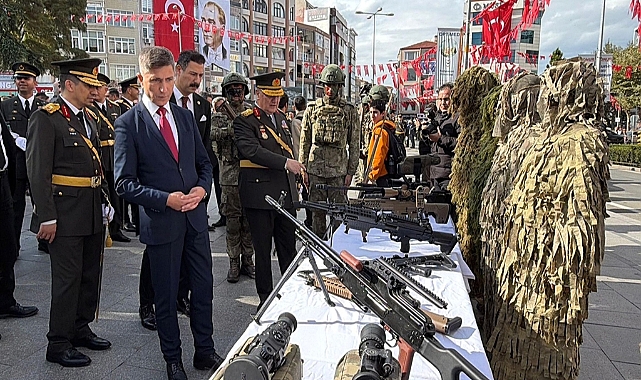 Cumhuriyet Bayramı kutlamaları kapsamında komandoların silah sergisine yoğun ilgi