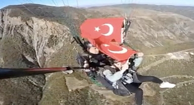 Cumhuriyet Bayramı'nı Türk bayraklı uçuşla kutladı