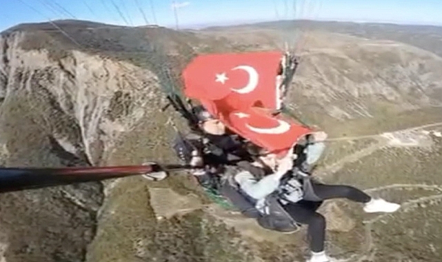 Cumhuriyet Bayramı'nı Türk bayraklı uçuşla kutladı