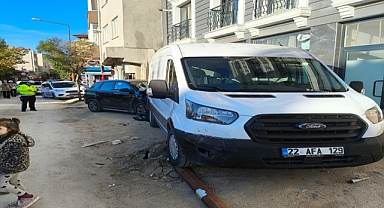 Edirne’de otomobil park halindeki kamyonete çarptı: 2 yaralı