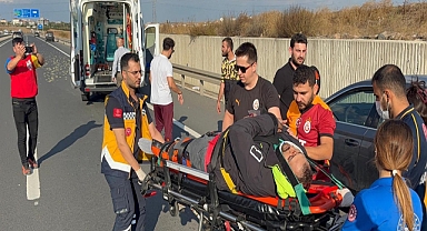 Emniyet şeridindeki otomobile çarpan motosikletin sürücüsü yaralandı