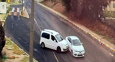 Hafif ticari aracın çarptığı otomobilde 1 kişi yaralandı; kaza kamerada