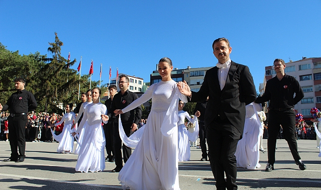 Kırklareli Belediyesi Dans Grubu'ndan Cumhuriyet Bayramı'na Özel Gösteri