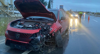 Kırklareli’de Yağışlı Hava Kazaya Neden Oldu: Araç Refüje Çarptı