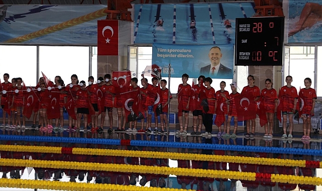 Kırklareli'nde Cumhuriyetin 102. Yılı Yüzme Müsabakaları Coşkusu
