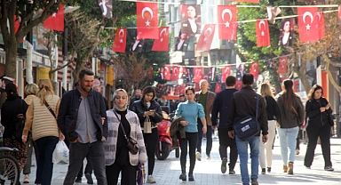 Kırklareli’nde Güneşli Havayla Birlikte Sokaklar Doldu Taştı