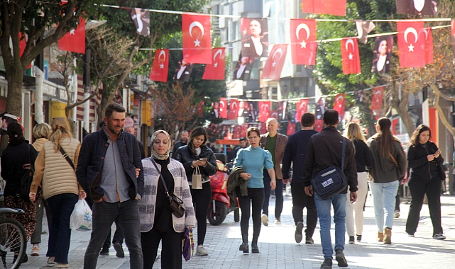 Kırklareli’nde Güneşli Havayla Birlikte Sokaklar Doldu Taştı