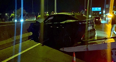 Kontrolden çıkan otomobil önce kaldırıma ardından orta refüje çarptı