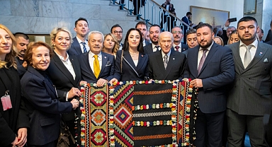 MHP Heyetinden Bahçeli'ye El Emeği Seccade Hediyesi Dikkat Çekti