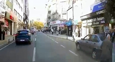 Otomobilin altında kalmaktan son anda kurtuldu; o anlar kamerada