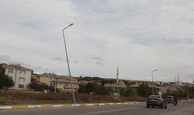 Pınarhisar’da Tehlike Saçan Aydınlatma Direği: Vatandaşlar Endişeli