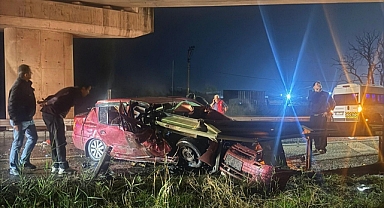 Tekirdağ'da otomobil bariyere çarptı: 2 ölü, 1 yaralı