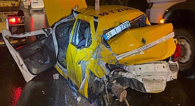 Ticari taksi iki kamyon arasında sıkıştı: 1 yaralı