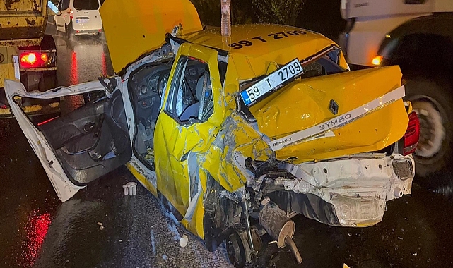 Ticari taksi iki kamyon arasında sıkıştı: 1 yaralı