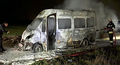 Araç sahibi, servis minibüsünü ateşe verdi
