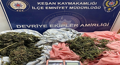 Araçtaki çarşafların içinden uyuşturucu çıktı