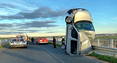 Bariyere çarpan hafif ticari araç, dik vaziyette kaldı: 2 yaralı