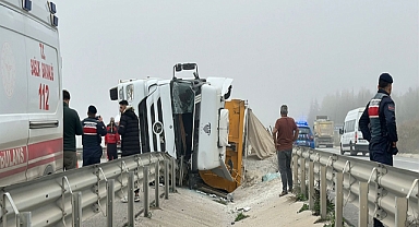 Devrilen kamyonda sıkışan sürücü yaralandı