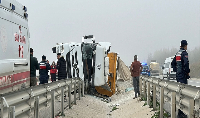 Devrilen kamyonda sıkışan sürücü yaralandı