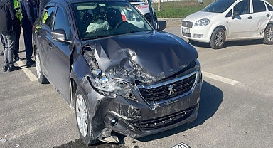 Edirne’de iki otomobil kavşakta çarpıştı: 8 yaralı