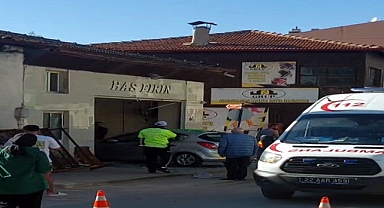 Edirne’de otomobil ekmek fırınına daldı: 4 yaralı 