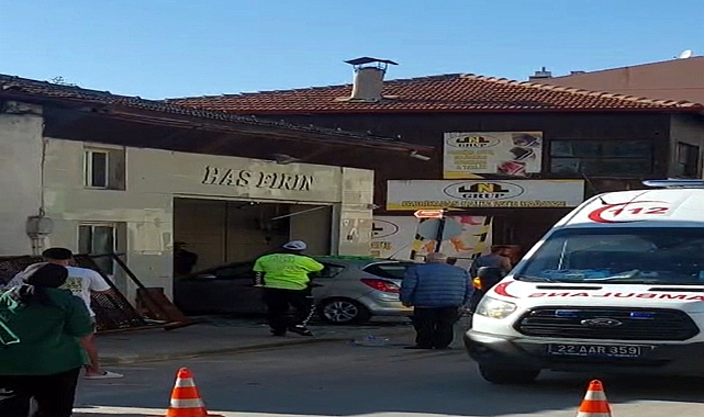 Edirne’de otomobil ekmek fırınına daldı: 4 yaralı