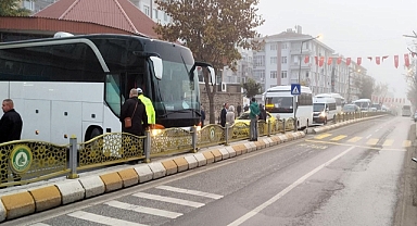 Kayganlaşan yolda kontrolden çıkan tur otobüsü orta refüje çarpıp yolu kapattı