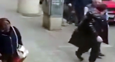 Kendisini evden çıkartan mülk sahibini darbetti; o anlar kamerada