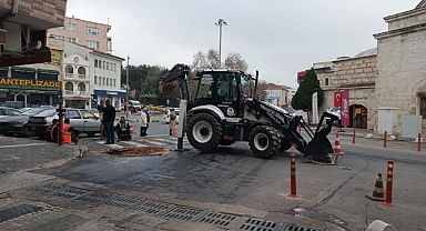 Kırklareli Belediyesi Karaumur Caddesi'ndeki Su Arızasına Hızla Müdahale Etti