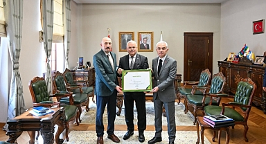 Kırklareli Valisi Uğur Turan'dan Mustafa Dalcalı İlkokulu'na Çevre Beratı Ödülü Takdimi