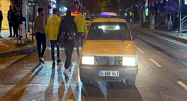 Kontrolden çıkan motosiklet otomobile çarptı; 1 yaralı