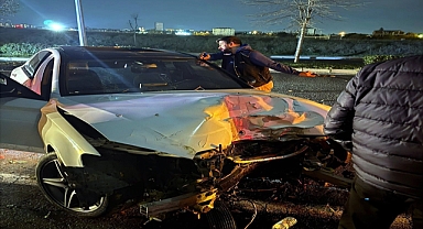 Kontrolden çıkan otomobil ağaca ve elektrik direğine çarptı