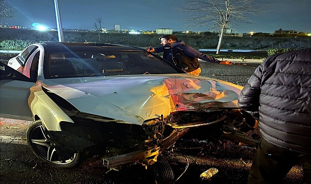 Kontrolden çıkan otomobil ağaca ve elektrik direğine çarptı