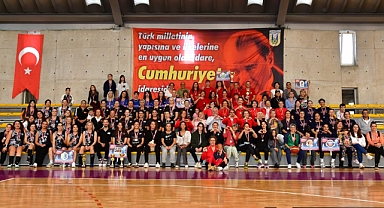 Lüleburgaz’da Kadın Sporcular Cumhuriyet İçin Sahadaydı