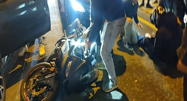 Motosiklet, otomobilin açılan kapısına çarptı; sürücüsü yaralandı