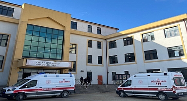 'Öğretmenler Günü'nde evden getirilen yemekleri yiyen 5 lise öğrencisi zehirlenme şüphesiyle hastaneye kaldırıldı