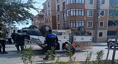 Otomobil ile çarpışan kamyonet takla attı: 2 yaralı