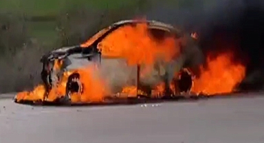 Otomobil, seyir sırasında alev aldı; sürücü son anda kurtuldu