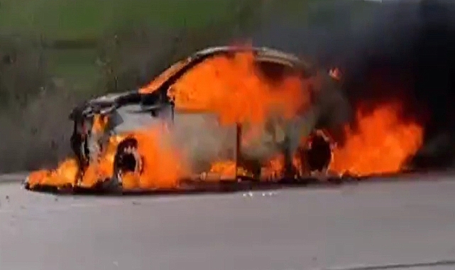 Otomobil, seyir sırasında alev aldı; sürücü son anda kurtuldu