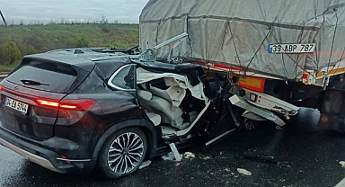 Otomobil, TIR’a arkadan çarptı: 3 yaralı