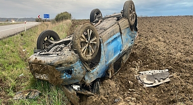 Otomobil yağış nedeniyle kayganlaşan yolda takla attı: 2 yaralı