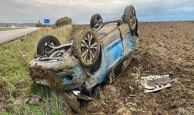 Otomobil yağış nedeniyle kayganlaşan yolda takla attı: 2 yaralı