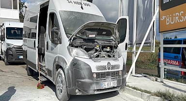 Park halinde alev alan servis minibüs yandı