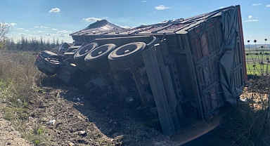 Pınarhisar’da Buğday Yüklü Tır Devrildi: Sürücülerden Yol Tepkisi