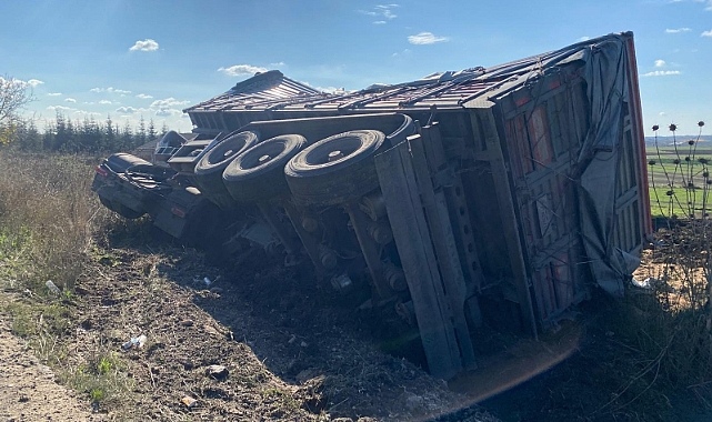 Pınarhisar’da Buğday Yüklü Tır Devrildi: Sürücülerden Yol Tepkisi