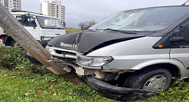Tekirdağ’da kontrolden minibüs elektrik direğine çarptı
