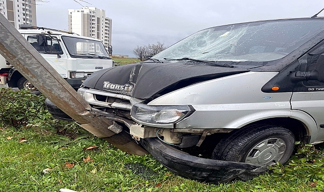 Tekirdağ’da kontrolden minibüs elektrik direğine çarptı