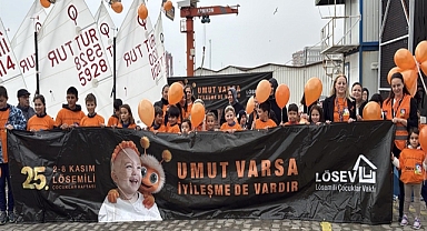 Tekirdağlı yelkenciler, lösemiye dikkat çekmek için turuncu balonlarla denize açıldı